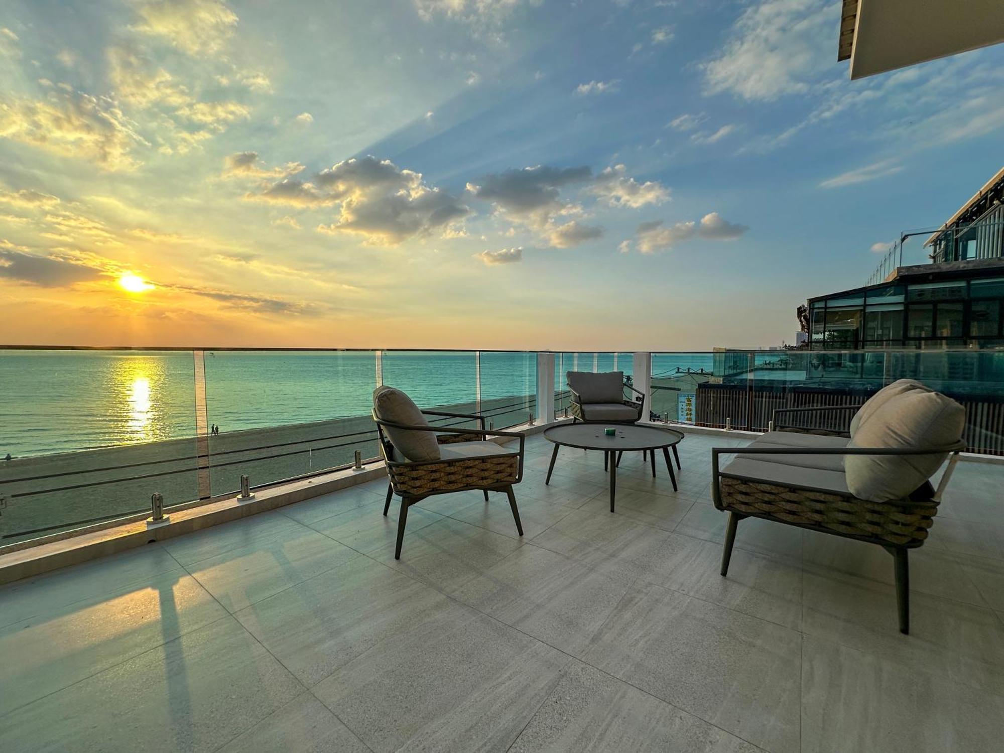 Stunning Beachfront View Luxurious Apartment 40 Jomtien Beach Extérieur photo